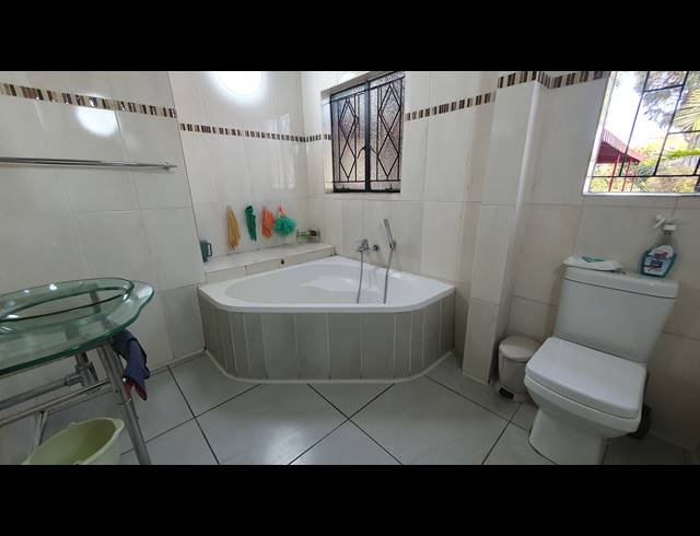 3 BEDROOM FREEHOLD FOR SALE IN BRACKENDOWNS